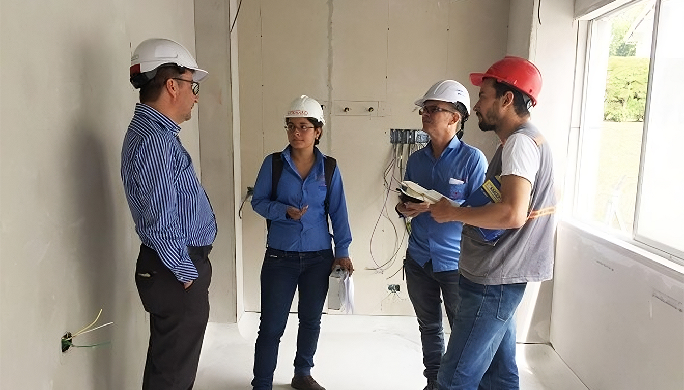 Ingenieros de Núcleo Ingeniería en proceso de certificación RETIE con operadores de red